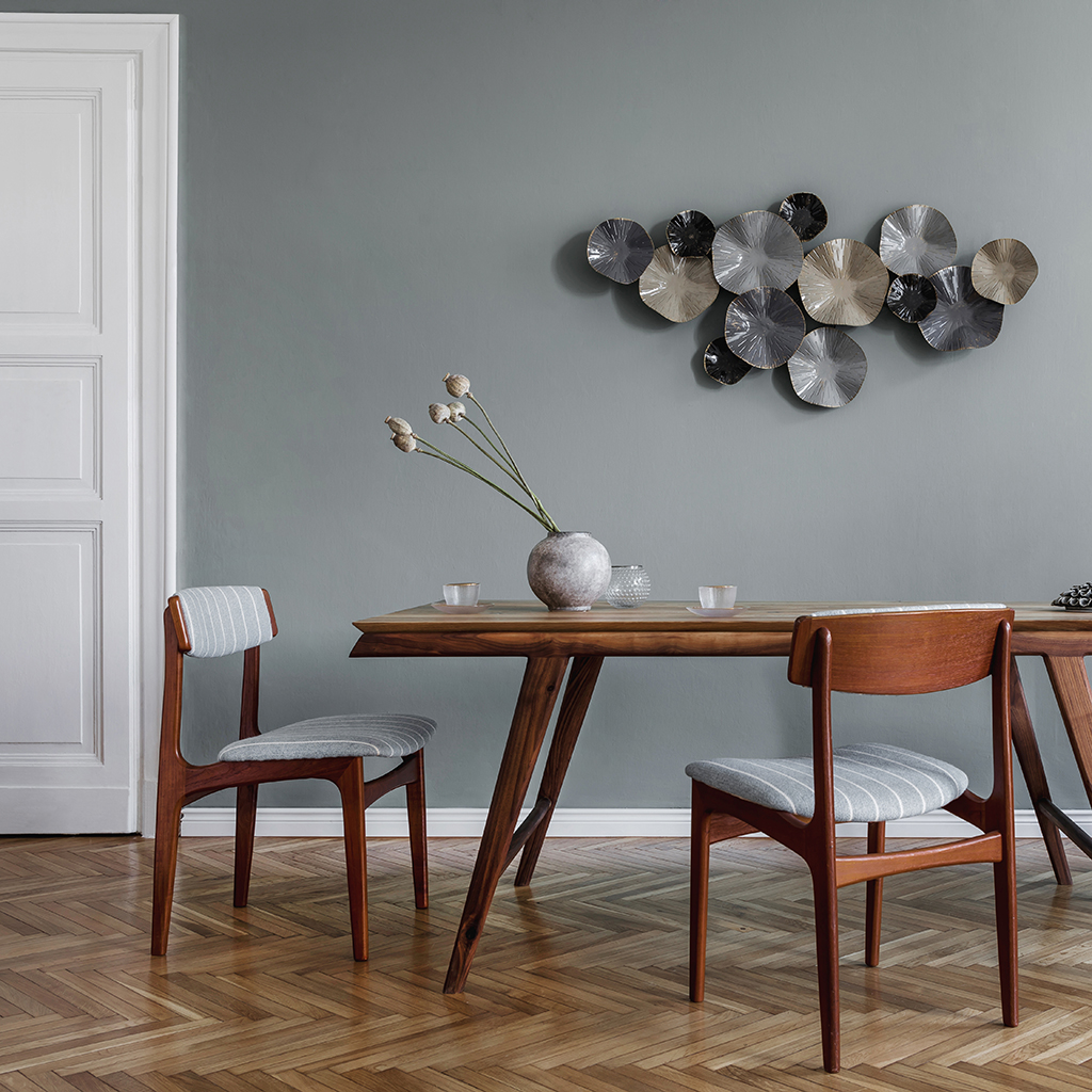 Salón decorado con mesa en madera y jarrón de flores